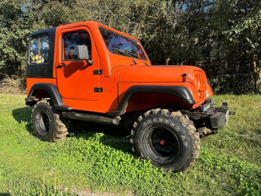 FORD - JEEP - 1968/1968 - Laranja - R$ 44.900,00